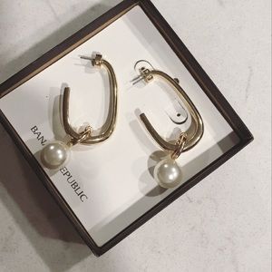 Light weight classy earrings